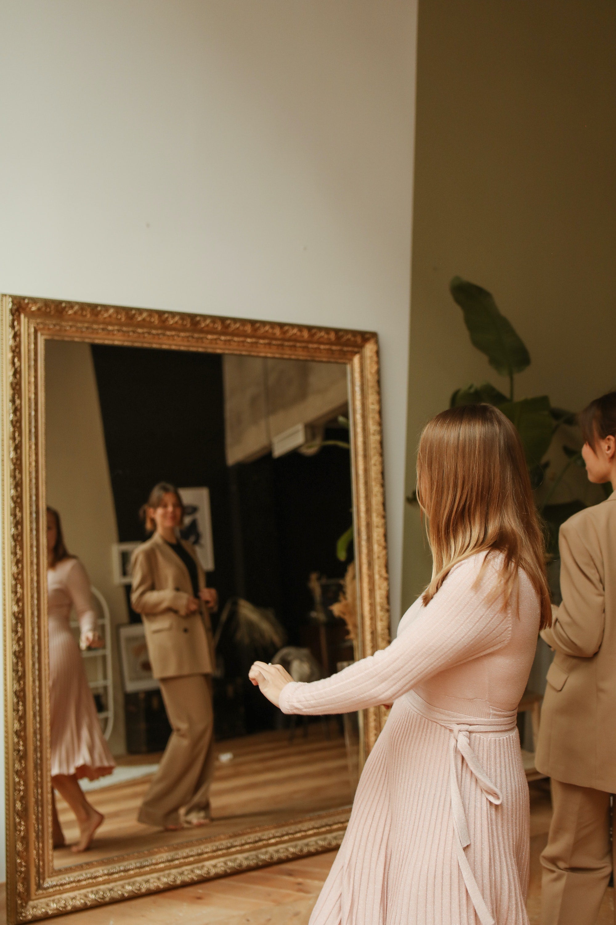 How to Use Floor Standing Mirrors to Enhance Your Living Room Decor